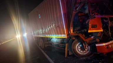 તારાપુર: કસ્બારા પાસે આઇશરે ઊભેલી ટ્રકને પાછળથી ટક્કર મારતાં સર્જાયેલા અકસ્માતમાં ચાલકનું મોત.