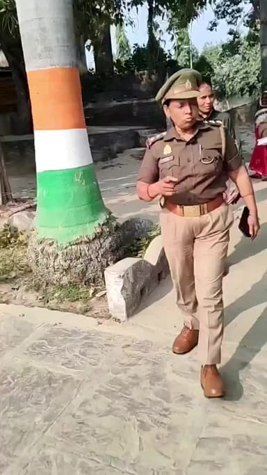 #up
भाई–बहन शीतला माता के दर्शन करने आए। UP पुलिस की इंस्पेक्टर साहिबा ने उन्हें कपल होने के संदेह में रोका, #up360 #upp