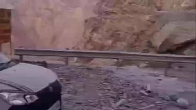 हंगरंग: किन्नौर का मलिंग नाला हुआ जाम, वाहनों के टायर फिसल रहे, BRO की टीम सड़क पर फैक रही सूखी मिट्टी