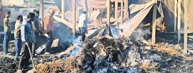 कुरसाकांटा: कुर्साकांटा में आग लगने से 27 घर जलकर हुए राख, मामला शंकरपुर पंचायत वार्ड-12 का है