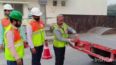 मितौली: मैगलगंज टोल प्लाजा से गुजरने वाले वाहनों पर टोल कर्मियों ने लगाए रिफ्लेक्टर, वाहन सावधानी पूर्वक चलाने की दी सलाह