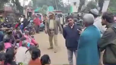 கொல்லிமலை: பெரியகோவிலூரில் மலைவாழ் மக்கள் திடீரென சாலை மறியல் போராட்டத்தில் ஈடுபட்டதால் பரபரப்பு ஏற்பட்டுள்ளது