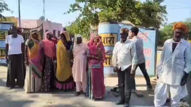 मारवाड़ जंक्शन: मारवाड़ जंक्शन के दुदौड़ गांव पंचायत में जल जीवन मिशन के तहत जल कनेक्शन न होने पर ग्रामवासियों ने किया विरोध प्रदर्शन