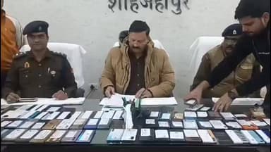 शाहजहांपुर: पुलिस लाइन में 111 मोबाइल फोन स्वामियों को वापस किए गए, करीब ₹25 लाख के मोबाइल फोन, एसपी रहे मौजूद