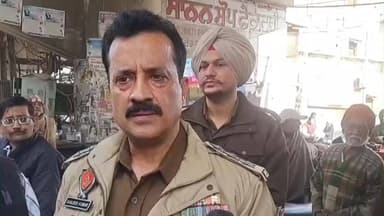 ਬਟਾਲਾ: ਬਟਾਲਾ ਵਿੱਚ ਡੇਰਾ ਰੋਡ ਤੇ ਇੱਕ ਕਰਿਆਨੇ ਦੀ ਦੁਕਾਨ ਤੇ ਹੋਈ ਫਾਇਰਿੰਗ ਮੌਕੇ ਤੇ ਪਹੁੰਚੇ ਪੁਲਿਸ ਅਧਿਕਾਰੀ ਕਰ ਰਹੇ ਜਾਂਚ
