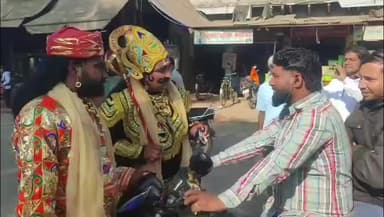भुसावर: कस्बा भुसावर में यमराज और चित्रगुप्त बनकर बाइक सवार लोगों को हेलमेट पहनने की दी नसीहत