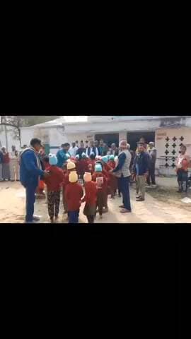 भावी ग्राम प्रधान पद हेतु उम्मीदवार लोकेश शुक्ला जी के द्वारा ठंड के वस्त्र का वितरण किया गया
#पब्लिक #news #today