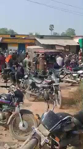 #Rajapur #mahuwa gaon me khad ke liye lagi bheed 500 aadmi aate h bina kuch khaye piye kai log to behos ho jate h