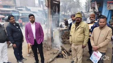 मितौली: मितौली में कड़ाके की ठंड को देखते हुए उप जिलाधिकारी ने चौराहों पर अलाव की व्यवस्था की और लोगों को दिए कंबल