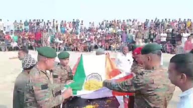 अमदाबाद: देश सेवा में शहीद हवलदार उत्तम मंडल का निधन, तिरंगे में लिपटे शहीद को दी गई सलामी