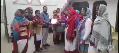 गोला गोकरणनाथ: गोला नगर में बकाया भुगतान को लेकर आशा वर्कर्स ने अनिश्चितकालीन हड़ताल की, विधायक के आवास पर सौंपा ज्ञापन