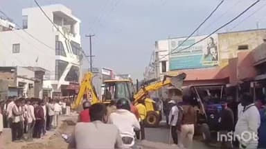 बखरी: बखरी में अतिक्रमणकारियों पर प्रशासन का फिर चला बुलडोजर, बाजार में मची अफरा-तफरी