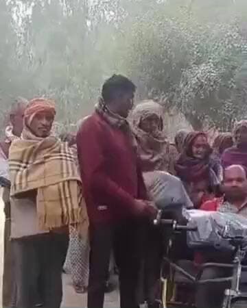 तिलहर: जैतीपुर थाना क्षेत्र में बढ़ती ठंड के चलते तहसील प्रशासन ने जरूरतमंद लोगों को वितरित किए कंबल