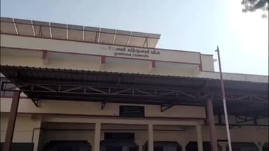 બોરસદ: ઝારોલા હાઈસ્કૂલના શિક્ષકોએ અન્ય શાળાના વિદ્યાર્થીઓને ભણાવવાનું બીડું ઝડપ્યું.શિક્ષકોએ શિક્ષણની જ્યોતને દૂર સુધી ફેલાવી.