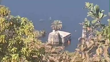 लोणार: जगप्रसिद्ध लोणार सरोवरातील पाणी पातळीत वाढ पाण्यातिल कमळाच्या देवीचे मंदिर 15 फूट पाण्यात