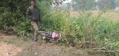 चिनिया: शराब के नशे में बाइक चला रहा युवक दुर्घटनाग्रस्त, अंचल अधिकारी ने दिखाई मानवता, बचाई जान