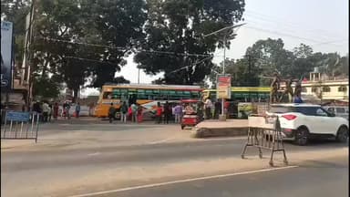 দাসপুর ১: বেলিয়াঘাটা এলাকায় দুটি যাত্রীবাহী বাসের সংঘর্ষে অল্পের জন্য প্রাণে বাঁচলেন যাত্রীরা, আটক একটি বসের চালক ।