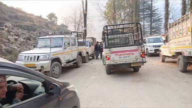 मोरी: नैटवाड बाजार में पार्किंग व्यवस्था न होने से आम लोगों को भारी परेशानी का सामना करना पड़ रहा है, डीएम को भेजा ज्ञापन