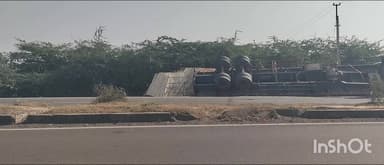 સાંતલપુર: ખીમેશ્વર ગૌશાળા નજીક લાકડા ભરેલ ટ્રેલર પલટયું