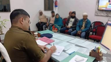 कांठ: एसपी देहात कुंवर आकाश सिंह ने अपने कार्यालय पर जनसुनवाई में आए फरियादियों की समस्याएं सुनीं