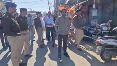 घनारी: दौलतपुर चौक बाजार से अतिक्रमण हटाने के लिए तहसीलदार कुलताज सिंह ने किया निरीक्षण