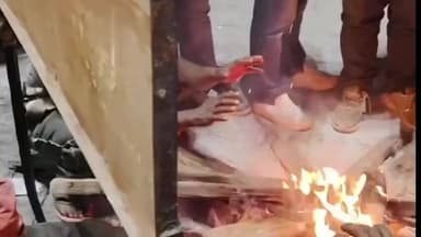 हज़ारीबाग: कड़ाके की ठंड में हजारीबाग यूथ विंग बना सहारा, अलाव जलाकर राहगीरों को दी राहत