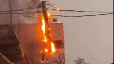 मंडरो: मंडरो में शॉर्ट सर्किट से बिजली के पोल में लगी आग, अफरातफरी मची
