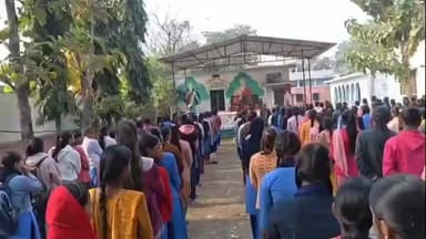 रामगढ़वा: रामगढ़वा थाना क्षेत्र में 'अभया ब्रिगेड' महिला दस्ता की टीम द्वारा लोगों को किया जा रहा है जागरूक