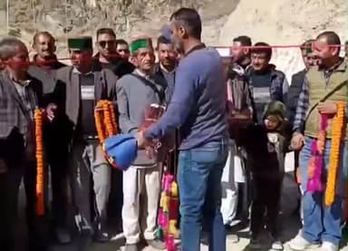 नेरवा: नेरवा में गौंचा सड़क का उद्घाटन, कांग्रेस नेता रजनीश किमटा ने बस को दिखाई हरी झंडी