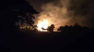 হিঙ্গলগঞ্জ: হিঙ্গলগঞ্জ থানা এলাকায় আগুনে পুড়ে ছাই হয়ে গেল একটি পোল্টি ফার্ম