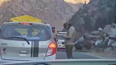 टापरी: किन्नौर पुलिस ने उरनी ढांक के करीब लगाया नाका, वाहन चालकों के कागजात किए चेक
