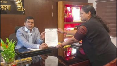 कैरो: कैरो लैम्पस में धान क्रय शुरू कराने की मांग के साथ पंचायत समिति सदस्य मधुलिका रानी ने डीसी को ज्ञापन सौंपा