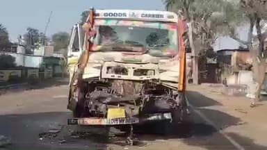 हिरणपुर: हिरणपुर के तोड़ाई के पास बालू लदे दो हाइवा में भीषण टक्कर, चालक घायल