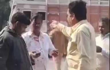 करछना: पाल चौराहा के पास जमीन बिक्री के पैसे की लेनदेन को लेकर दो भाइयों के बीच जमकर हुई मारपीट, पुलिस में की गई शिकायत