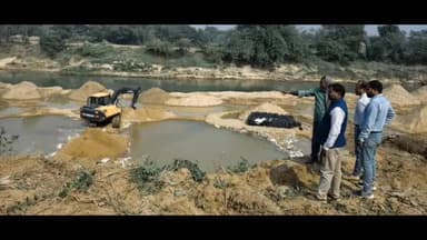 চন্দ্রকোনা ২: কেসেডালে বন্যায় ক্ষতিগ্রস্ত হওয়া শিলাবতী নদীর বাঁধ মেরামতের কাজ সরজমিনে খতিয়ে দেখতে উপস্থিত এক্সিকিউটিভ ইঞ্জিনিয়ার