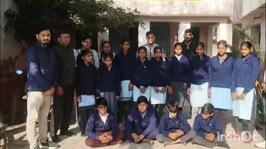 कुम्हेर: कुम्हेर के सरकारी विद्यालय में मुख्यमंत्री के जन्मदिन के उपलक्ष में 70 छात्र-छात्राओं को वितरित किए ऊनी वस्त्र