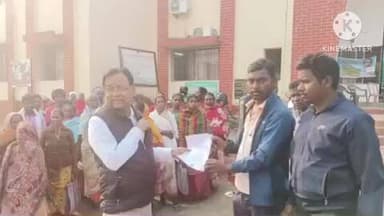 बोरियो: बड़ा गम्हरिया गांव: लाभुकों ने राशन दुकानदार पर गड़बड़ी का आरोप लगाते हुए एमओ को दिया आवेदन