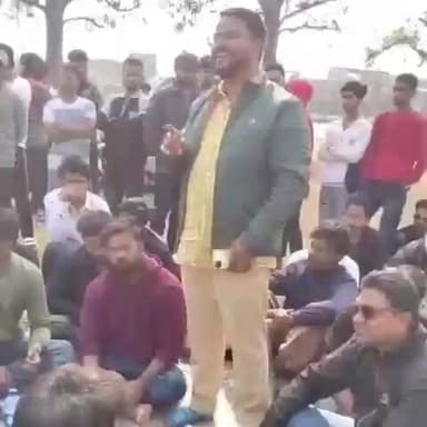 बगोदर: औंरा स्थित बिनोद उच्च विद्यालय के मैदान में खम्भरा ईको पार्क में मारपीट की घटना को लेकर हुई बैठक