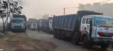 केरेडारी: एनटीपीसी के पकरी बरवाडीह कोल माइंस से चल रहे हाइवा वाहनों को ग्रामीणों ने रोका