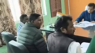 चितरपुर: जनहित की समस्याओं को लेकर कांग्रेस प्रतिनिधिमंडल ने चितरपुर बीडीओ से मुलाकात की