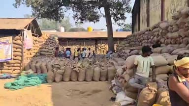 फरसगांव: धान का उठाव नहीं होने से खरीदी केंद्रों में जगह कम, केंद्र प्रभारी हो रहे परेशान, DMO ने कहा जल्द होगा उठाव