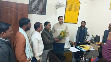 रंका: रंका में भाजपा उत्तरी एवं दक्षिणी मंडल अध्यक्षों ने थाना प्रभारी व बीडीओ को बुके देकर सम्मानित किया