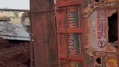 चंदनकियारी: दूवेकाटा मोड़ के पास दुर्घटनाग्रस्त ट्रक को हटाने की प्रक्रिया शुरू, दुकानदारों को नुकसान, मुआवजा नहीं