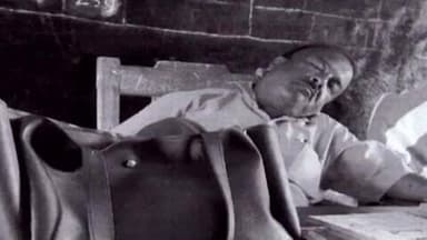 वैशाली: स्कूल में सोते हुए शिक्षक की तस्वीर वायरल, जिला शिक्षा पदाधिकारी ने मांगा स्पष्टीकरण