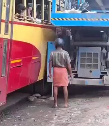 ചേർത്തല: എരമല്ലൂരിൽ KSRTC ബസ്സ് മാൻ ലിഫ്റ്റിൽ ഇടിച്ച് അപകടം