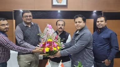 বজবজ ২: বজ বজ দুই নম্বর ব্লকের ADA মহাশয় কে বিদায় সংবর্ধনা জানালেন বজবজ দুই নম্বর ব্লকের পঞ্চায়েত সমিতির সভাপতি