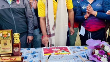 कस्बा: नव निर्वाचित विधायक नितेश कुमार सिंह की जीत पर केक काटकर मनाई गई खुशी