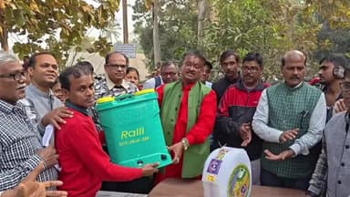 সিঙ্গুর: সিঙ্গুরে কৃষকদের হাতে ভর্তুকিযুক্ত কৃষিযন্ত্র তুলে দিলেন মন্ত্রী বেচারাম মান্না