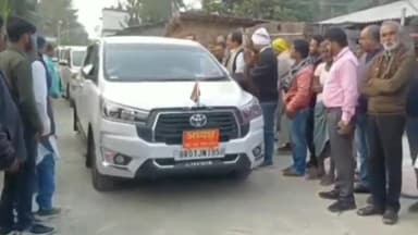 सकरा: कांग्रेस प्रदेश अध्यक्ष राजेश कुमार राम मिश्रौलिया गांव पहुंचे, मृतक के परिजनों को दी सांत्वना