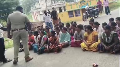 விளாத்திகுளம்: படர்ந்தபுளி கிராமத்தில் முறையாக பள்ளி சுற்றுச்சுவர் கட்டும் பணியை துவங்கவில்லை எனக் கூறி அப்பகுதி மக்கள் சாலை மறியல்